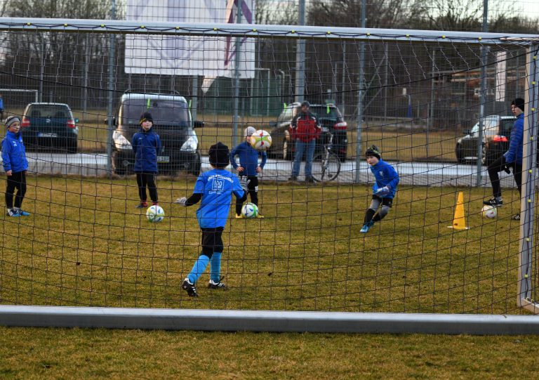 Junioren: Voller Freude starten die Nachwuchskicker wieder mit dem Training