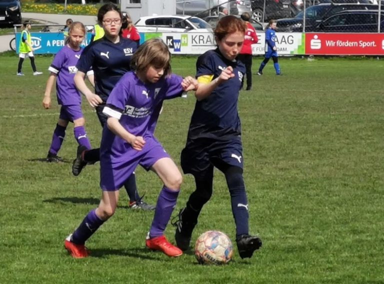 E-Mädchen: Mädels bleiben im Merkur CUP im Rennen