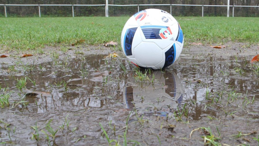 Regen-Fussballplatz