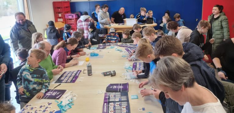 Sticker-Tauschbörse findet reges Interesse