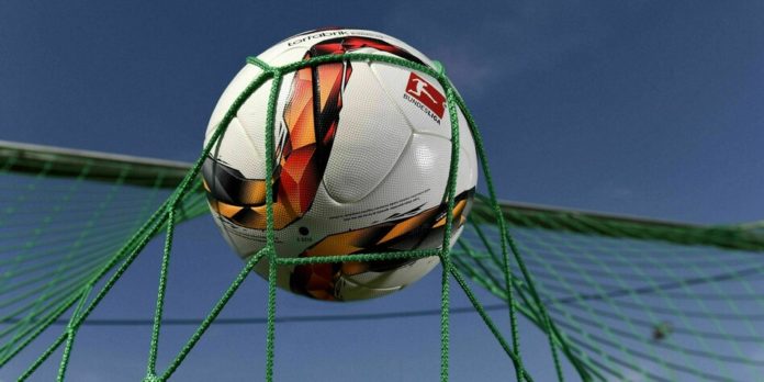 07 08 2015 Torfabrik der offizielle Spielball von adidas Der Ball landet im Tornetz 07 08 2015 T