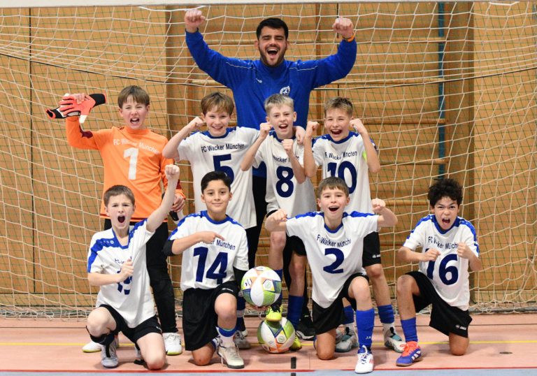 Amadeus-Juniorenfußballhallentage: D1-Junioren schlagen sich im Turnier „Jhg. 2013 – stark“ wacker und werden Dritter – Sieg geht an den überragenden FC Wacker München