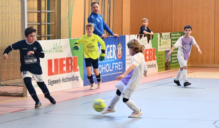 Amadeus-Juniorenfußballhallentage: SV Heimstetten zeigt beim Turnier „Jhg. 2015 – stark“ seinen Klasse und verdient sich den Sieg – Gastgeber belegen einen sehr guten 3. Platz