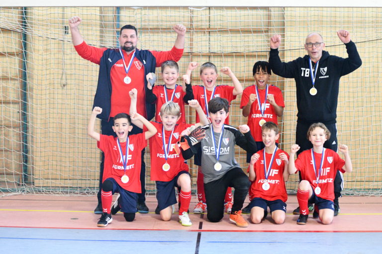 Amadeus-Juniorenfußballhallentage: BSG Taufkirchen zeigt im Turnier „Jhg. 2014 normal“ seine Klasse und setzt sich im Finale gegen den VfR Garching vom Punkt durch